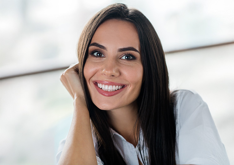 Carillas de Porcelana vs. Carillas de Resina para el Diseño de Sonrisa: ¿Cuál es Mejor?