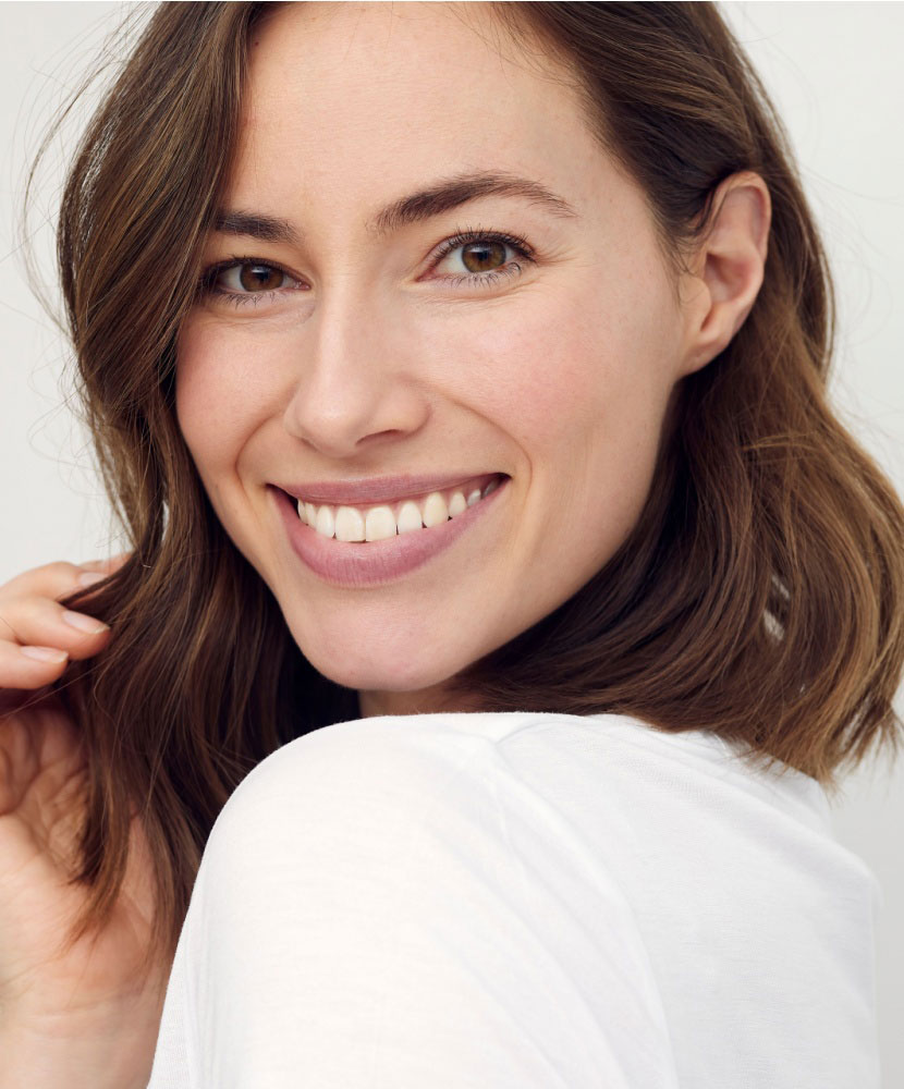 Sonrisa perfecta combinando procedimientos dentales esteticos y restauradores en Miami